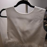 blusa bianca con piume 
