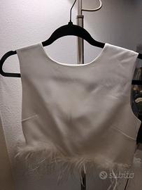 blusa bianca con piume 