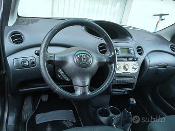 Toyota Yaris 2004.   1000 benzina
