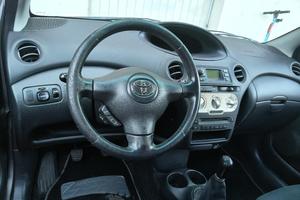 Toyota Yaris 2004.   1000 benzina