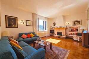 Villa di 276 m² con più di 5 locali e posto auto a
