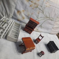 Vari mobiletti della casa delle bambole