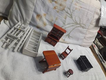 Vari mobiletti della casa delle bambole