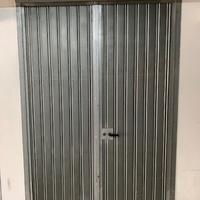 Porta in ferro pesante per cantina