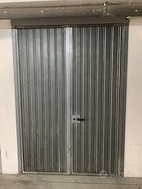 Porta in ferro pesante per cantina