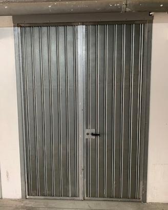 Porta in ferro pesante per cantina