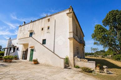 VILLA A SCHIERA A OSTUNI