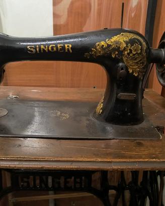 Antica macchina da cucire singer a pedale