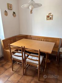 Panca ad angolo, tavolo e sedie