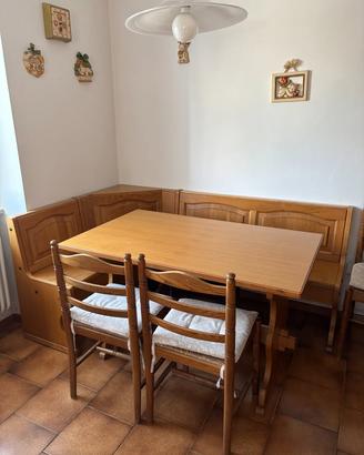 Panca ad angolo, tavolo e sedie