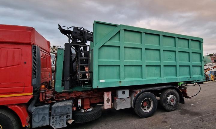 Cassone scarrabile con gru mec C9071S2