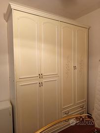 armadio e cassettone colore bianco a SANTA MARINEL