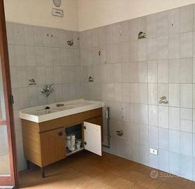 Appartamento di 90 m² con 5 locali e box auto a Mo