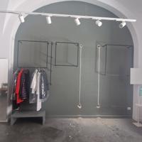 scaffalature laminato bianco e appendini ferro bat