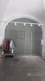 scaffalature laminato bianco e appendini ferro bat