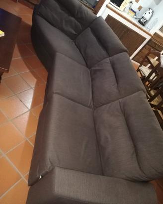 Divano angolare marrone - comodo e funzionale 