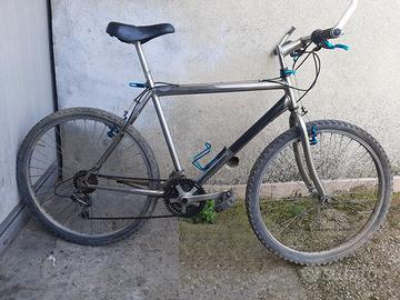 bici mountain bike in alluminio