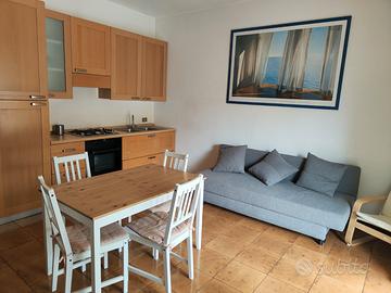 V 2 arredato con giardino fronte mare Scogliera