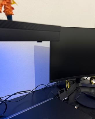 Scrivania Gaming+Monitor gaming curvo 27”