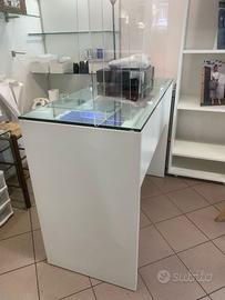 Bancone per cassa negozio in legno e vetro