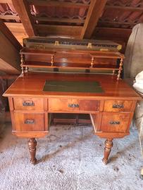 Scrivania in legno