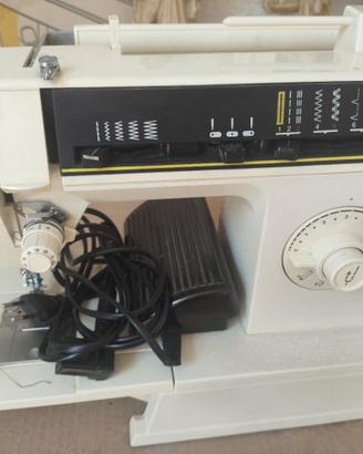macchina da cucire elettrica marca Singer.