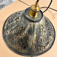Lampada decorativa in metallo traforato