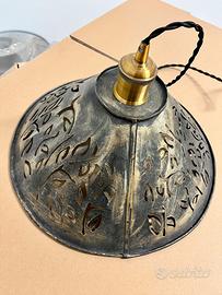 Lampada decorativa in metallo traforato