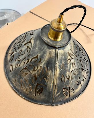 Lampada decorativa in metallo traforato