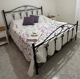 Letto matrimoniale in ferro battuto nero (2 pezzi)