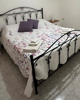 Letto matrimoniale in ferro battuto nero (2 pezzi)