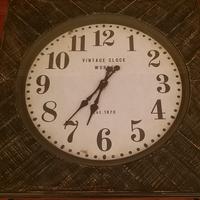 Tavolo vintage con orologio 