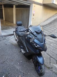 MOTO YAHAMA TMAX 560
