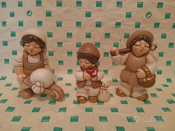 uomo con carriola con mela con fago presepe Thun 