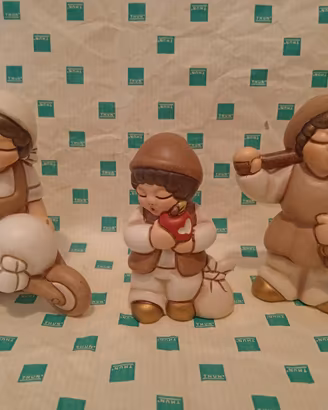 uomo con carriola con mela con fago presepe Thun 