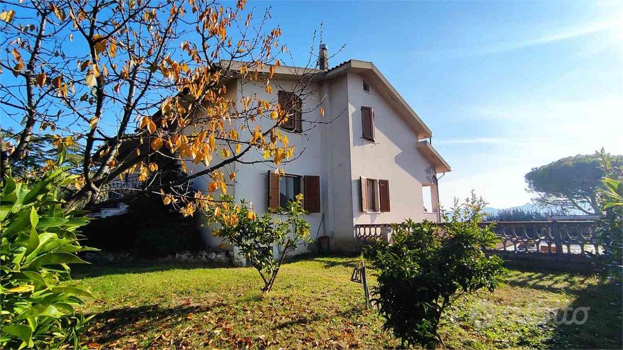 CASA SINGOLA di Mq. 560, GIARDINO E DOPPIO APPARTA - Vista 4