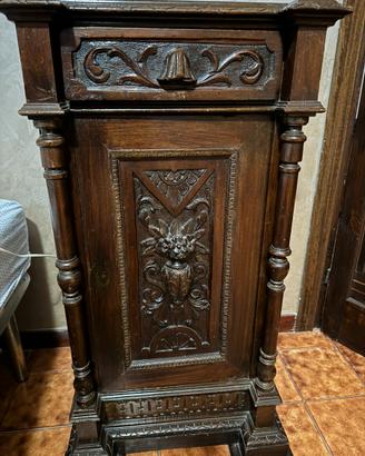 Coppia di comodini antichi