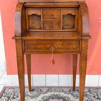 Elegante piccolo scrittoio con serrandina