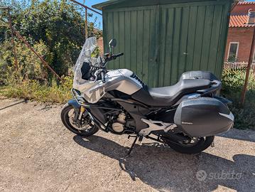 CF MOTO 650MT con valige laterali