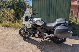 CF MOTO 650MT con valige laterali
