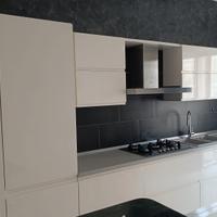 cucina stosa completa di tutti gli elettrodomestic