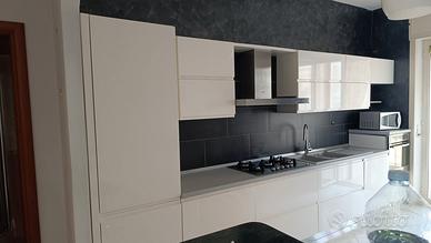 cucina stosa completa di tutti gli elettrodomestic