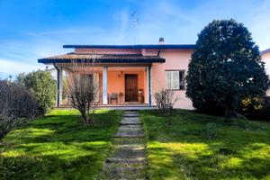 Villa indipendente con ampio giardino