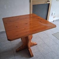 Tavolo in legno massello.