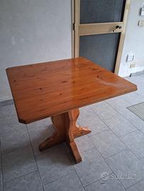Tavolo in legno massello.
