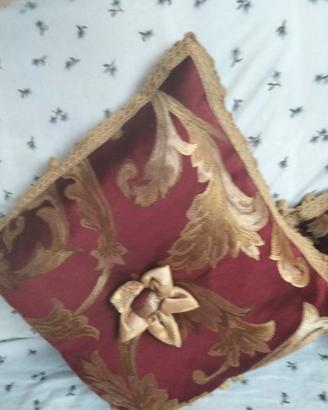 2 cuscini d arredo colore bordeaux 