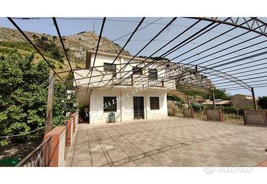 Casa indipendente di 331 m² con più di 5 locali a 