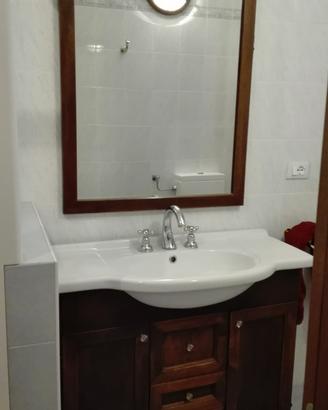 Mobile bagno in legno massello con lavabo