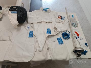 Divisa e attrezzatura per scherma