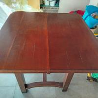 Tavolo in legno allungabile da restaurare. 